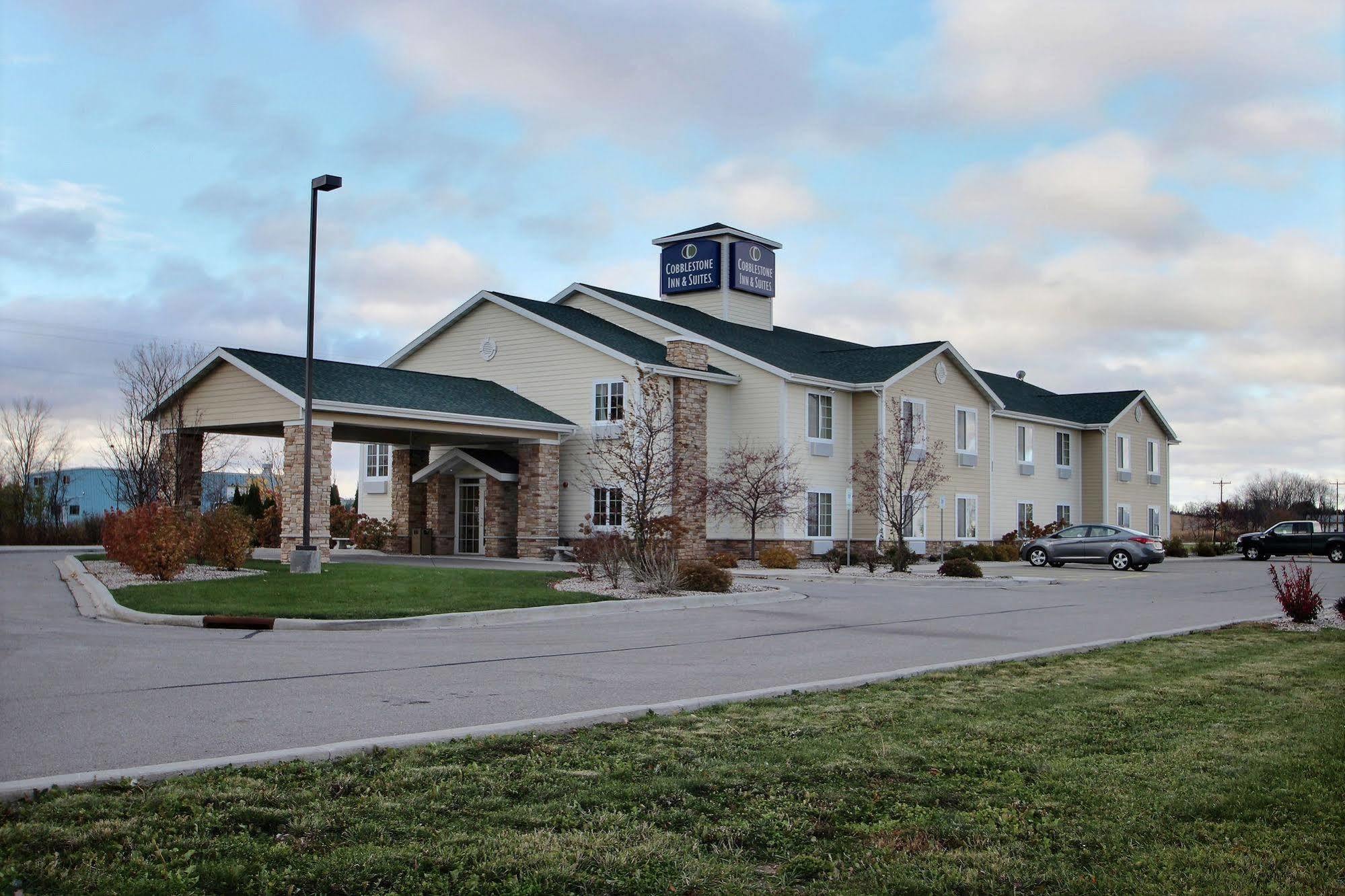 Boarders Inn & Suites By Cobblestone Hotels - Oshkosh Exterior foto